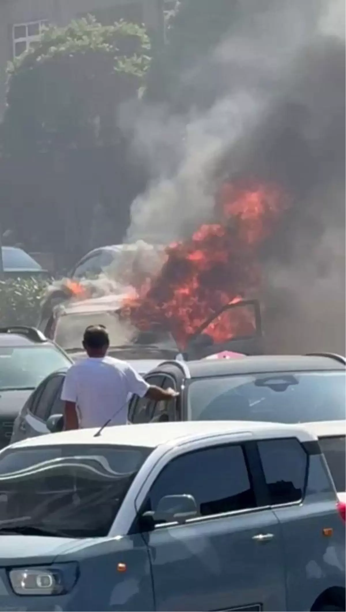 Kartal\'da Seyir Halindeki Araçta Yangın