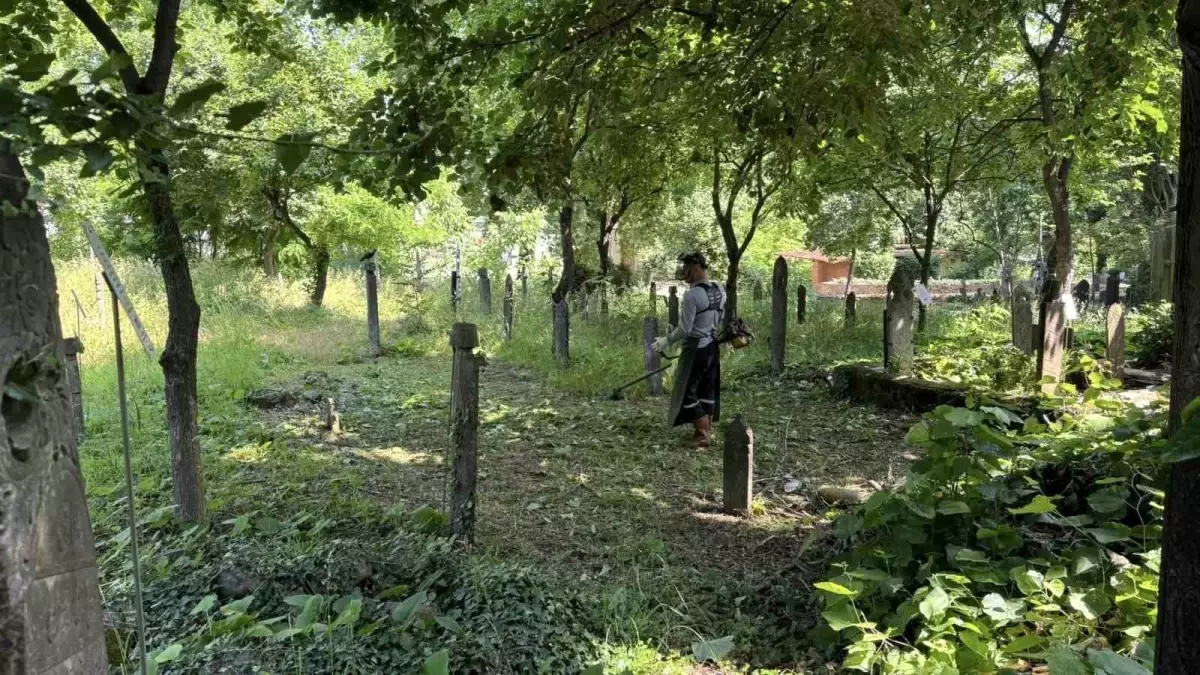 Kartepe\'de Kurban Bayramı Öncesi Mezarlık Temizlik Çalışmaları