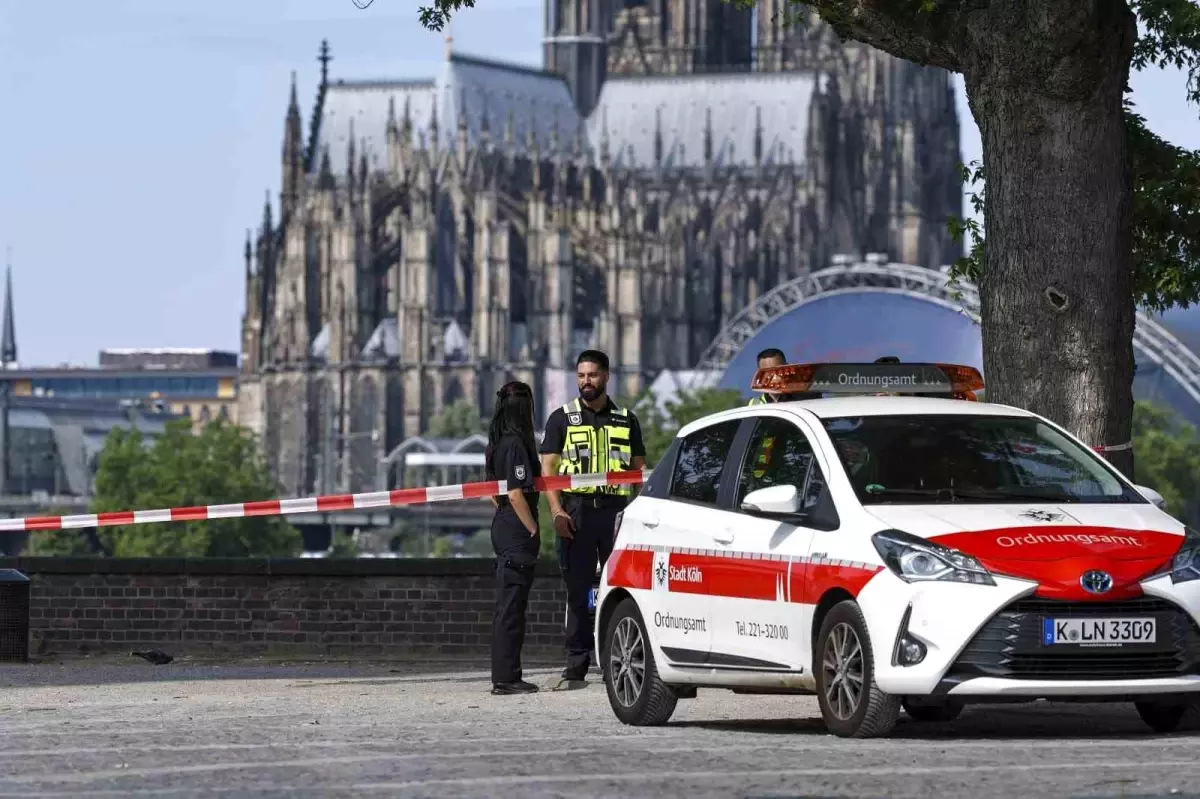 Köln\'de 20 Bin Kişi Tahliye Edildi: 2. Dünya Savaşı\'ndan Kalma Bombalar İmha Edilecek