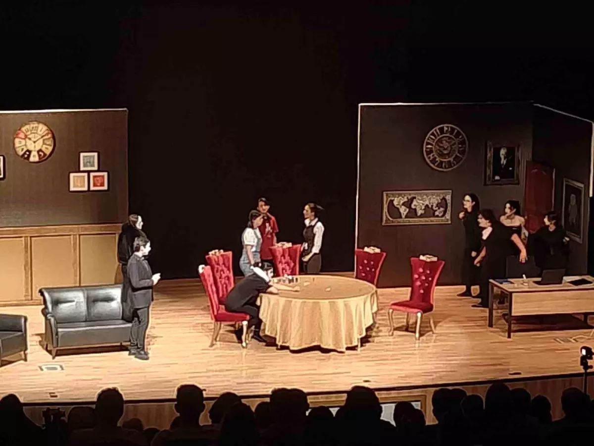 Kumar Bağımlılığına Dikkat Çeken Tiyatro