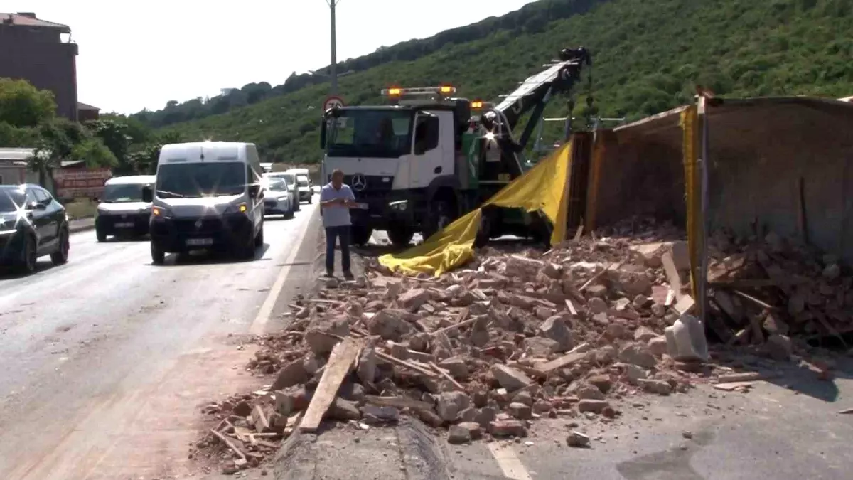 Maltepe\'de Kamyon Devrildi, Yol Kapandı