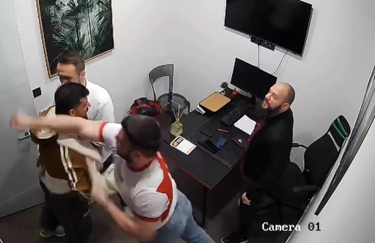 Milli sporcuya silah çekip, tekme tokat dövdüler 