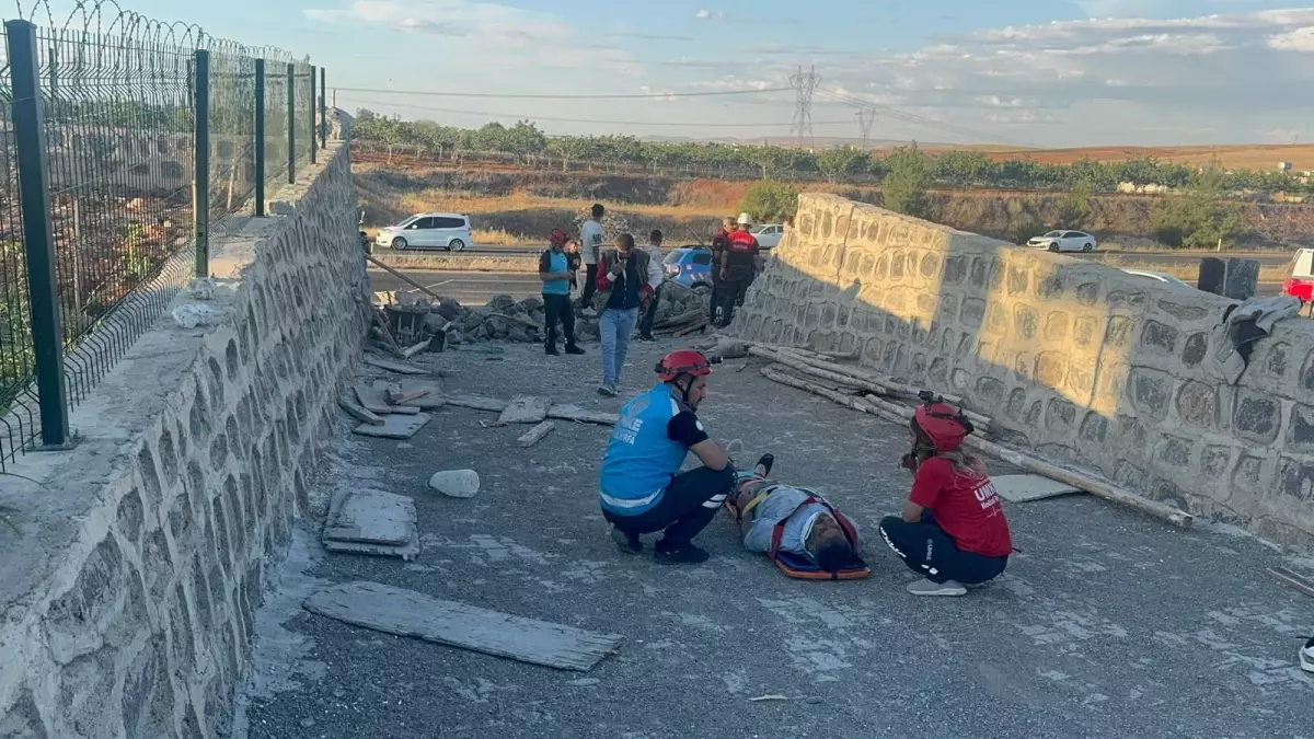 Şanlıurfa\'da İnşaatta Duvar Çöktü: 4 Yaralı