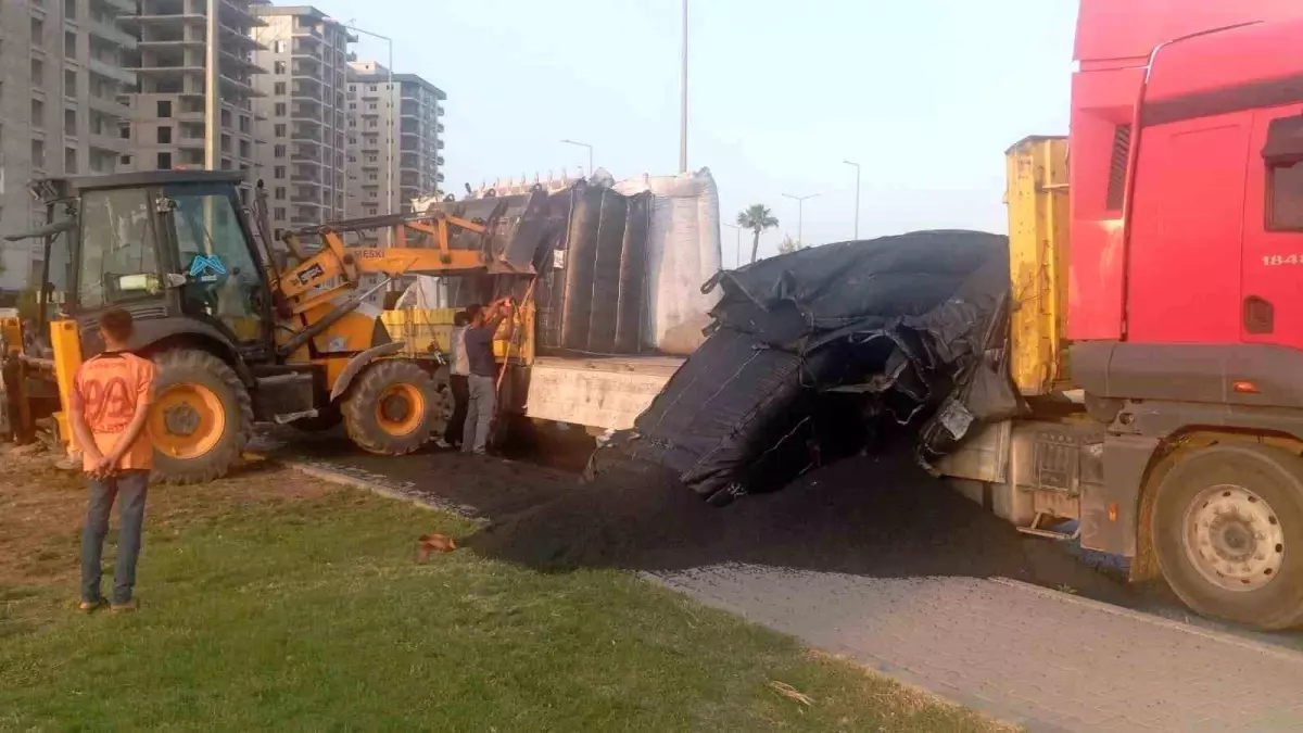 Tarsus\'ta Tırın Yükü Yola Savruldu