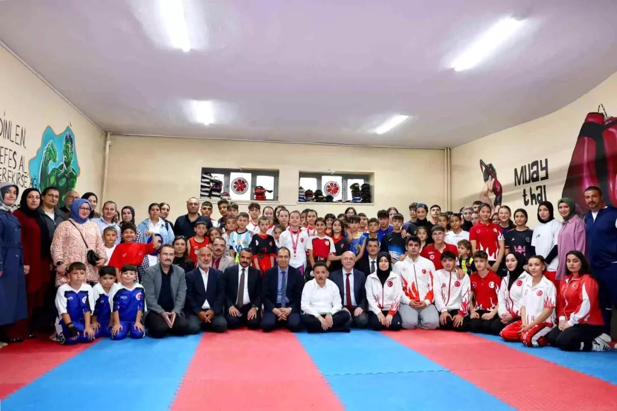 Vali Çiçek\'ten Sporculara Destek Ziyareti
