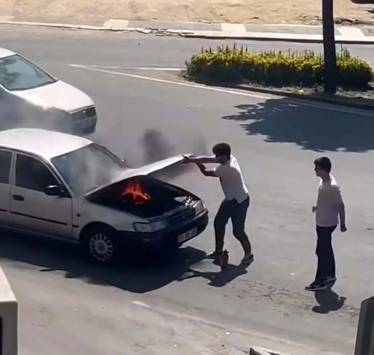 Düzce\'de Otomobil Yangını Vatandaşlarca Söndürüldü