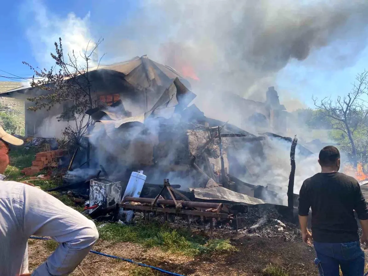 Korkuteli\'nde Yangın: Yaşlı Çiftin Evi Yanarak Kullanılamaz Hale Geldi