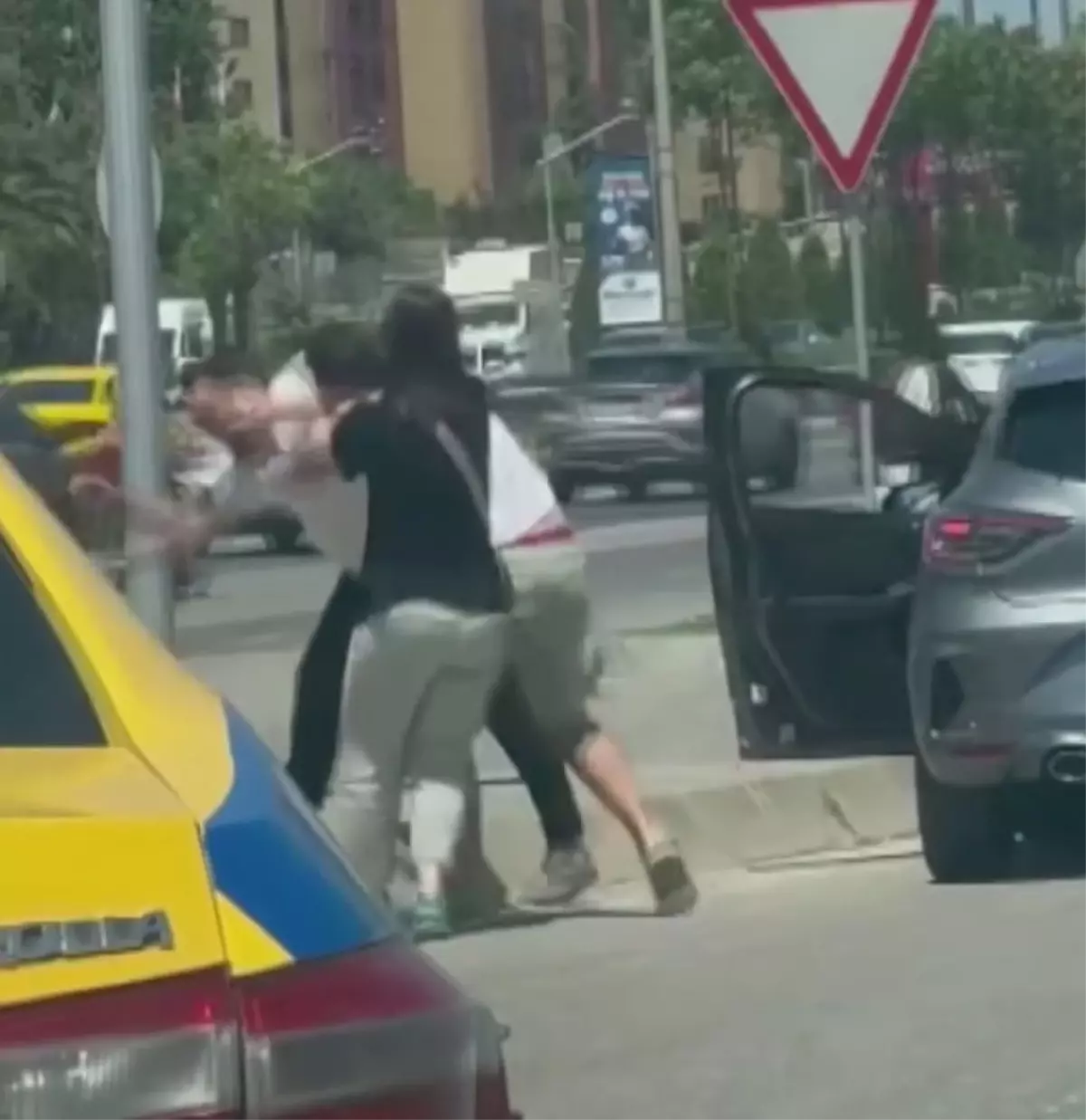 Trafikte Kavga: Yumruklar Havada Uçuştu
