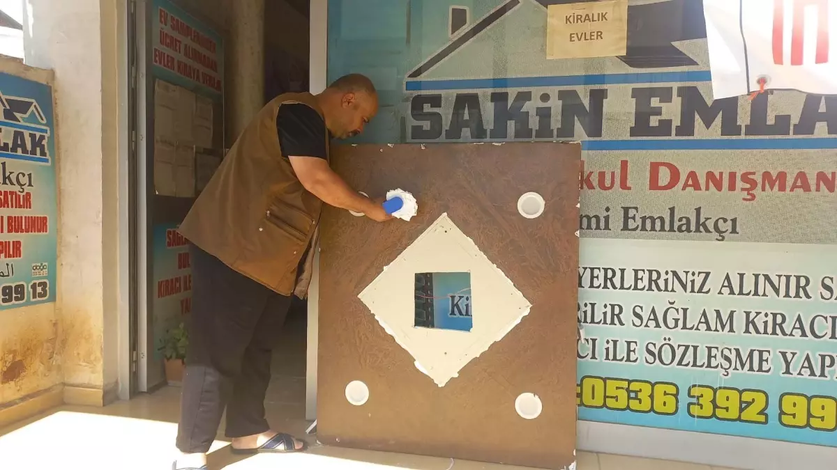 Reyhanlı\'da Muhtar Avize Kazasından Saniyelerle Kurtuldu