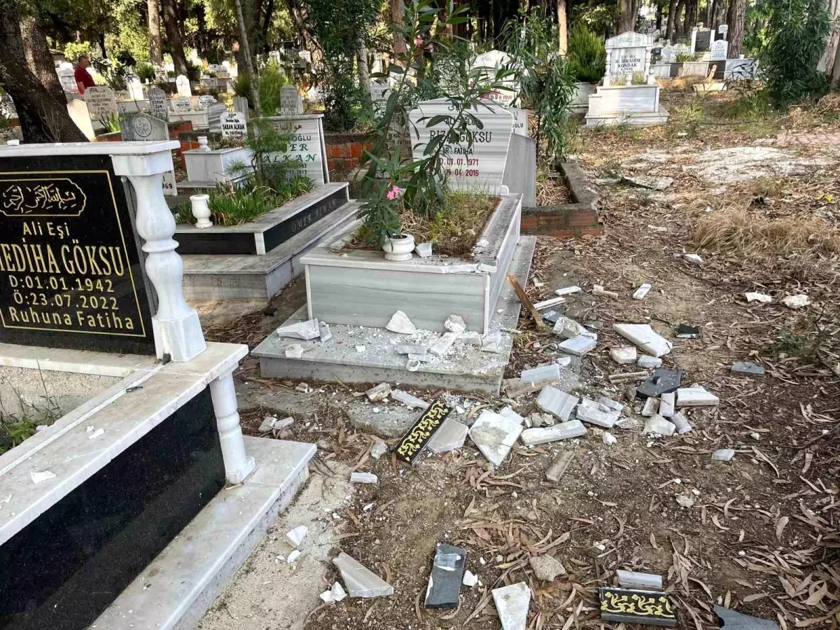 Antalya\'da Mezarlıkta Tahribat