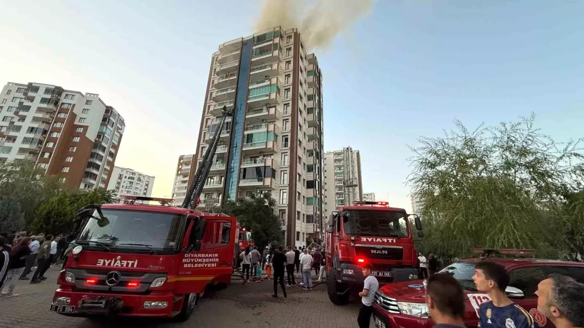 Diyarbakır\'da 13 Katlı Binada Yangın