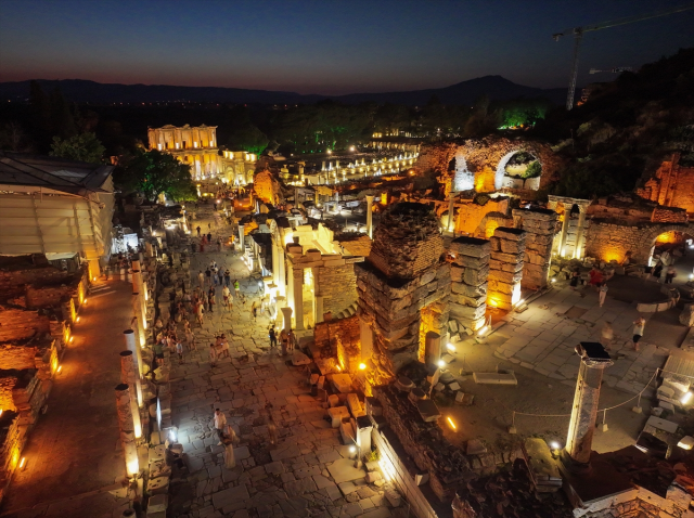Efes Antik Kenti Gece Müze Uygulaması ile Ziyaretçilere Açıldı