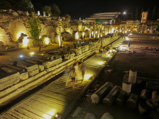 Efes Antik Kenti Gece Müze Uygulaması ile Ziyaretçilere Açıldı