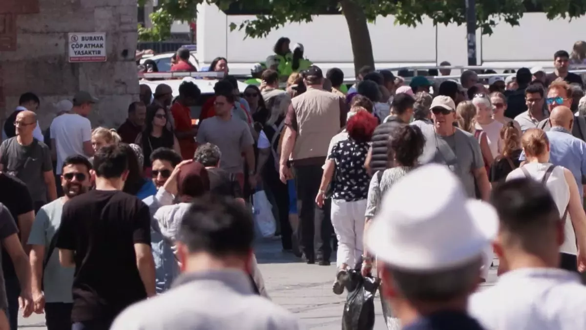 Eminönü\'nde Bayram Alışverişi Yoğunlaştı