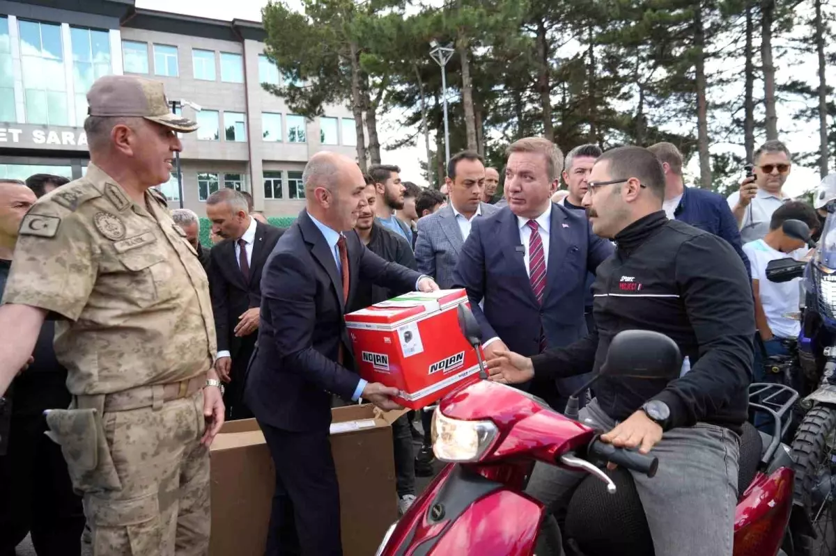 Erzincan\'da Motosiklet Kullanıcılarına Ücretsiz Kask Dağıtıldı