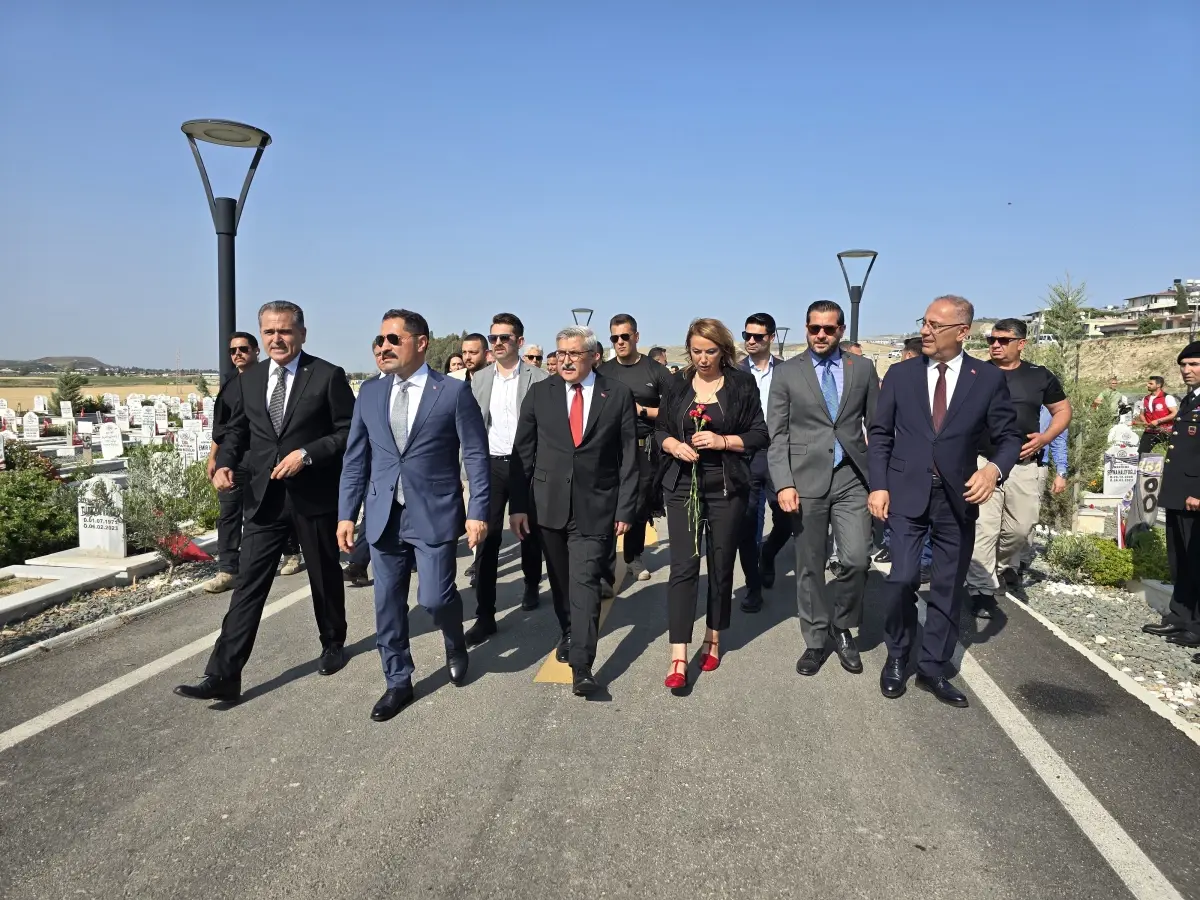 Hatay\'da Şehitlikler ve Deprem Mezarları Ziyaret Edildi
