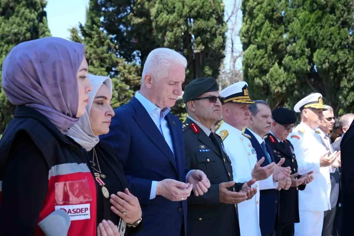 İstanbul Valisi Davut Gül, Edirnekapı Şehitliği\'ni ziyaret etti