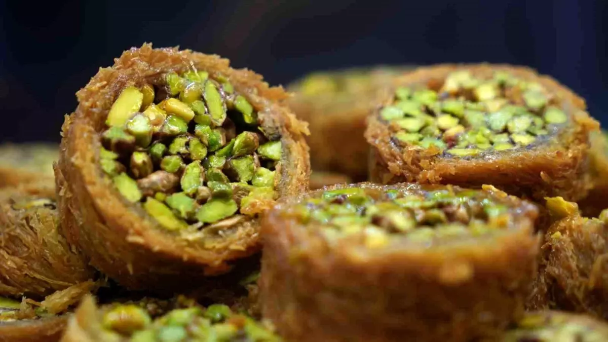 İzmir\'de Baklava Ustaları Bayram İçin Çalışıyor