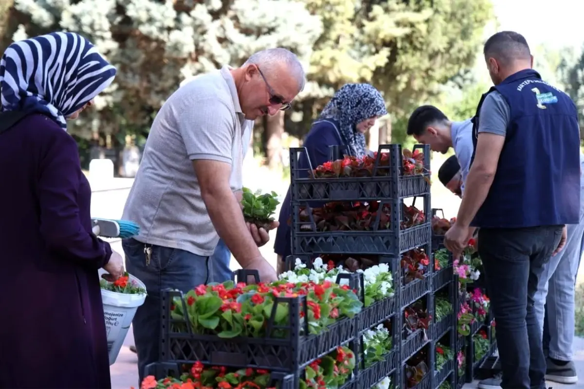 Kartepe Belediyesi Mezarlıklarda Temizlik ve Çiçek Dağıtımı Yaptı