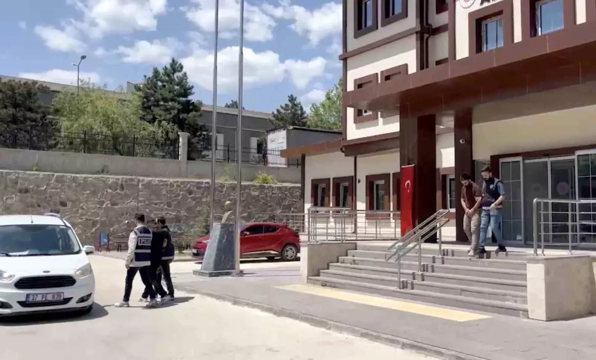 Tosya\'da Uyuşturucu Operasyonu: 2 Tutuklama