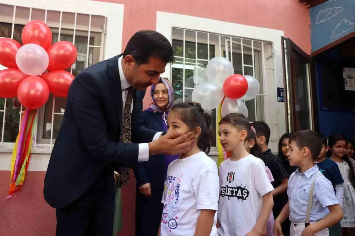 Kayseri\'de 100 Bin Öğrenci ve 7 Bin Öğretmen Aynı Anda Bayramlaştı