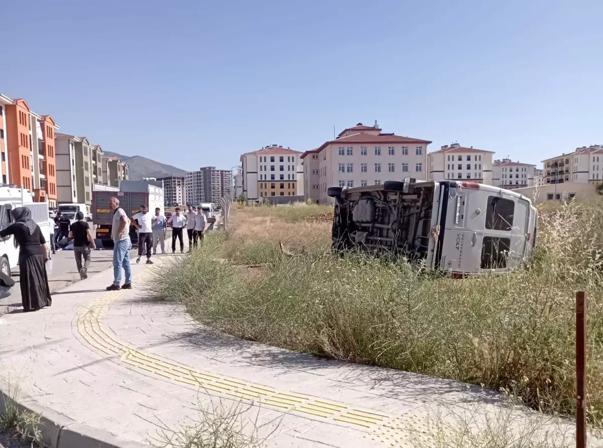 Malatya\'da Minibüs Devrildi: 4 Yaralı