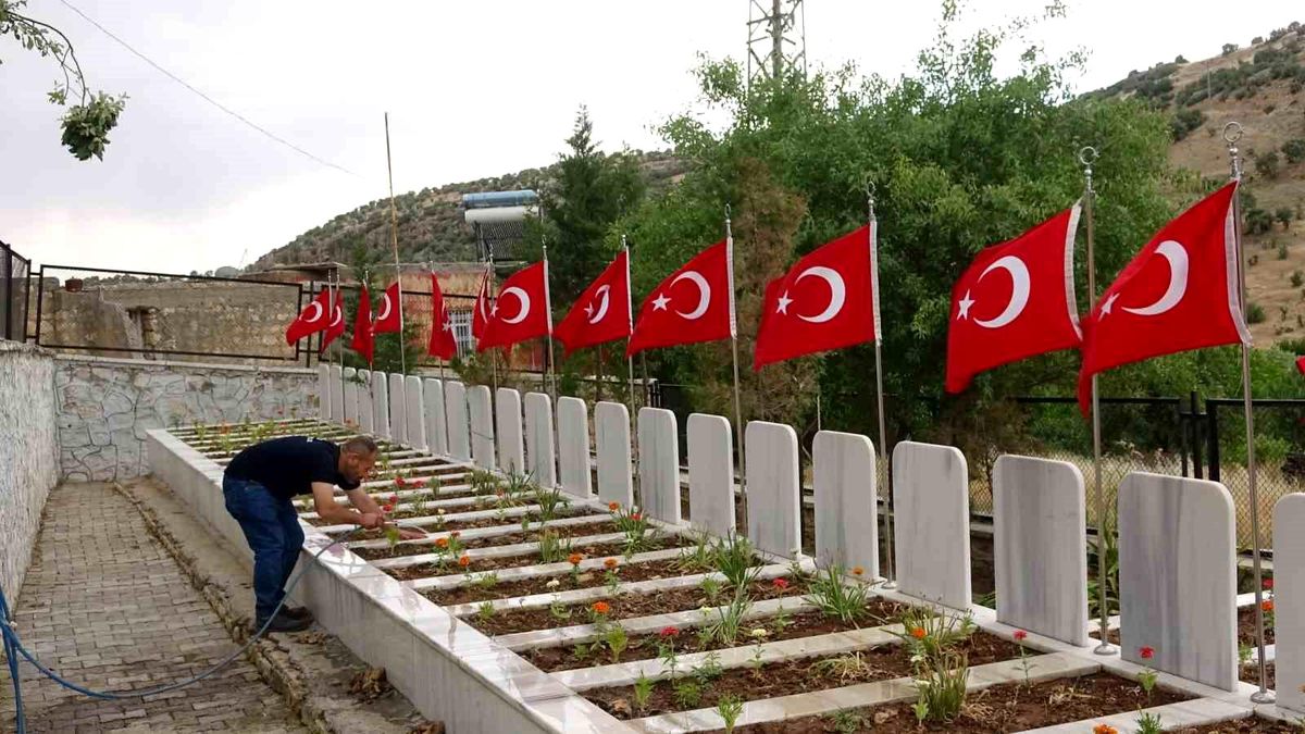 Mardin\'de bayram öncesi şehit kabirlerine bakım yapıldı