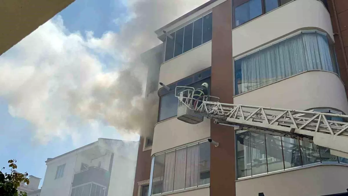 Muğla\'da Apartmanda Çıkan Yangında Mahsur Kalan Kişi Kurtarıldı
