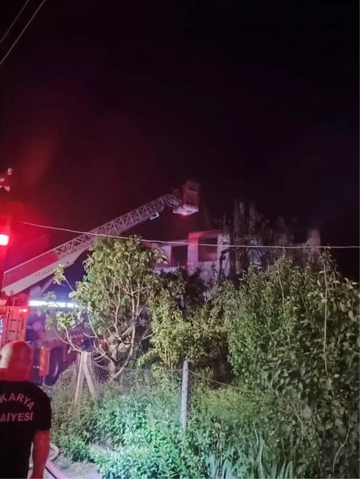 Geyve\'de Yangın: 2 Katlı Ev Kullanılmaz Hale Geldi