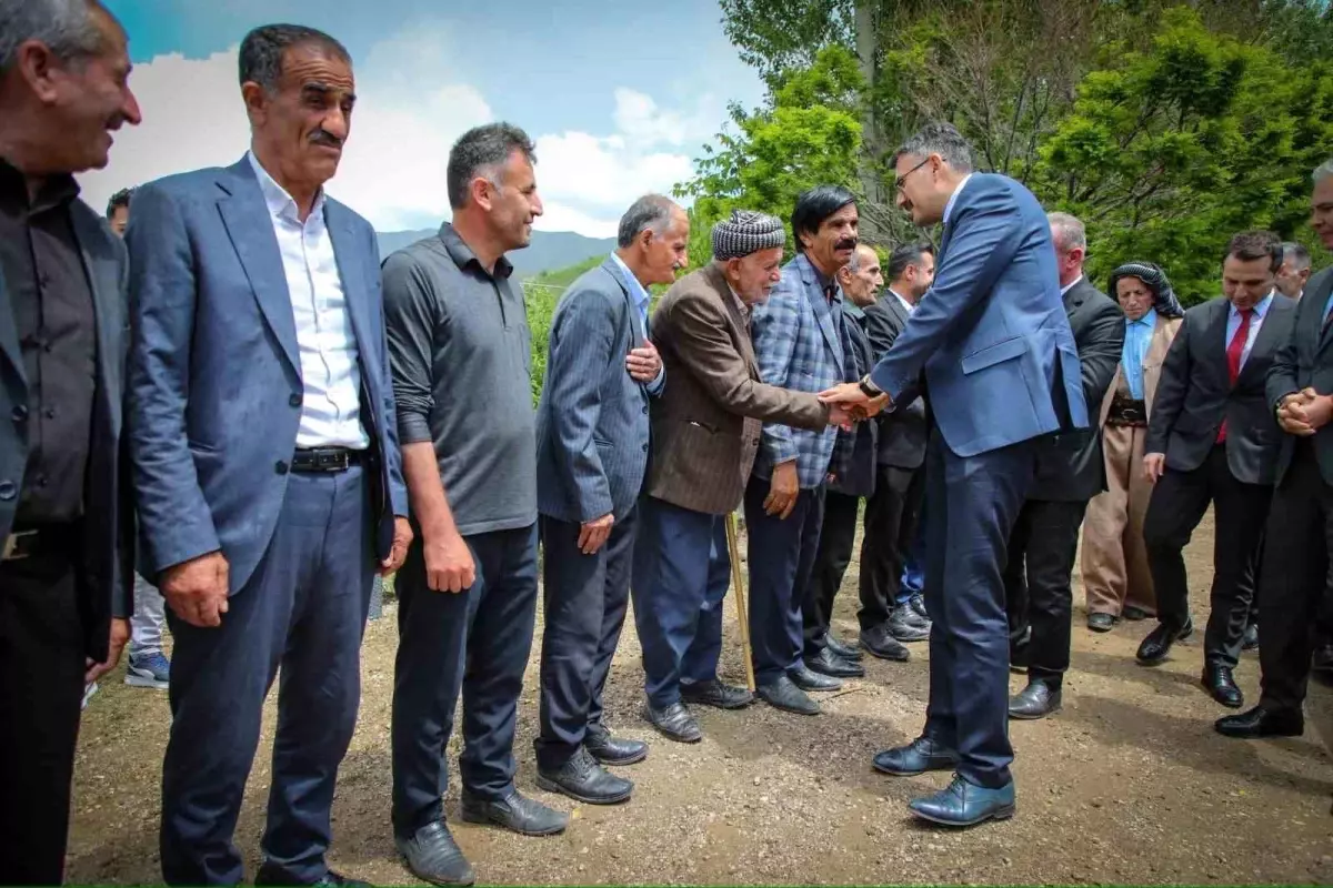 Vali Çelik, Yüksekova\'daki Köylerde Halkla Buluştu