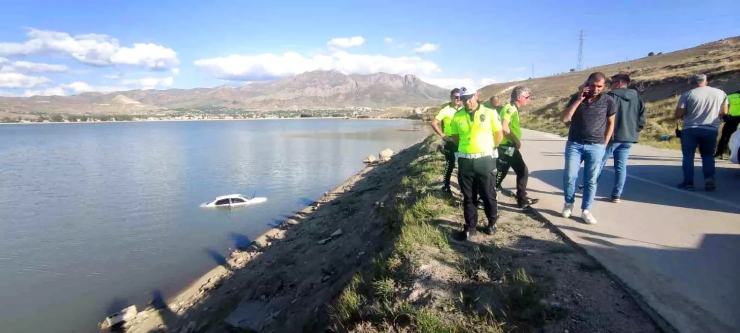 Van\'da Otomobil Sıhke Göleti\'ne Uçtu