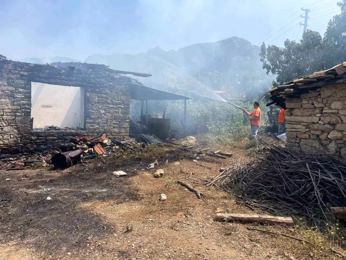 Antalya\'da Yangın: Tek Katlı Ev ve 80 Bin TL Kül Oldu