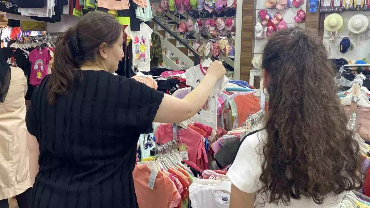 Sivas\'ta Yetim ve Yoksul Çocuklara Bayramlık Kıyafet Yardımı