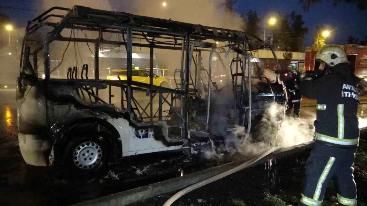 Antalya\'da Halk Minibüsü Yangınında Sürücü Yaralandı
