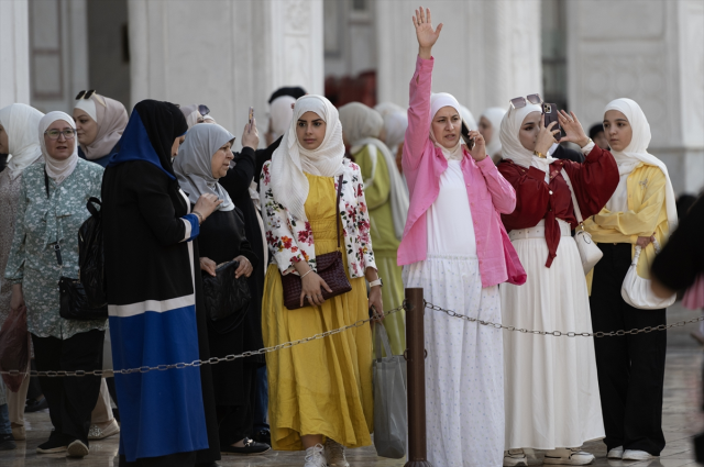Esad rejiminin yıkılmasının ardından ilk Kurban Bayramı namazı Emevi Camisi'nde kılındı Esad rejiminin yıkılmasının ardından ilk Kurban Bayramı namazı Emevi Camisi'nde kılındı