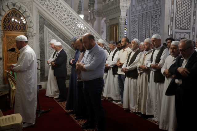 Esad rejiminin yıkılmasının ardından ilk Kurban Bayramı namazı Emevi Camisi'nde kılındı Esad rejiminin yıkılmasının ardından ilk Kurban Bayramı namazı Emevi Camisi'nde kılındı