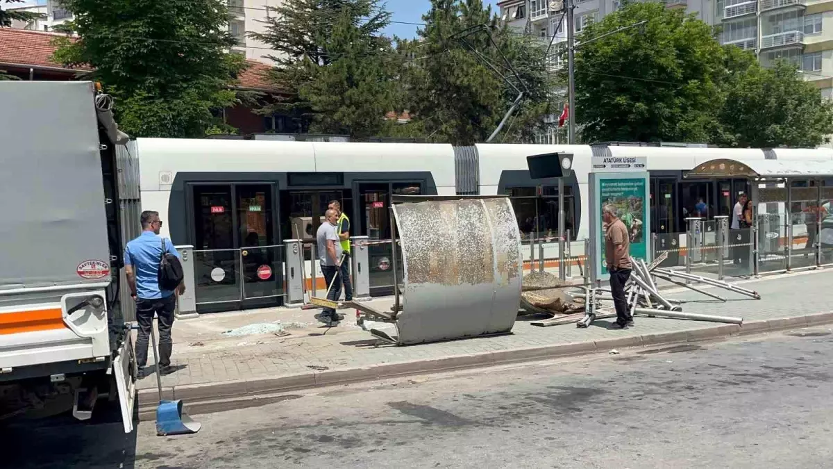Eskişehir\'de Otobüs Tramvay Durağına Çarptı