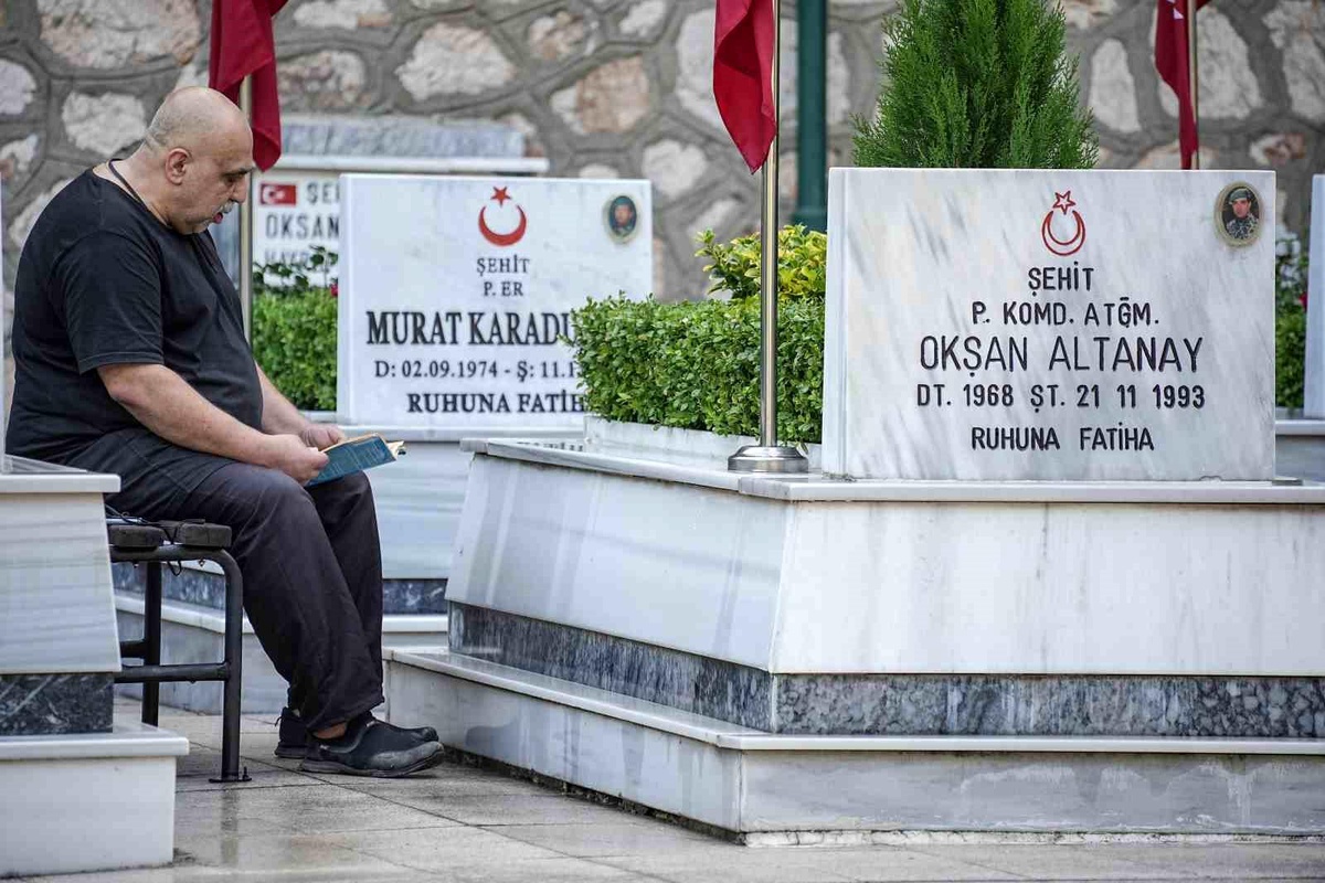 Bursa\'da Şehit Aileleri Bayramda Garnizon Şehitliği\'ni Ziyaret Etti