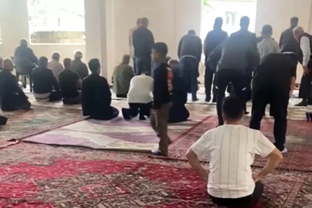 Hz. Ömer Camii\'nde Bayram Coşkusu