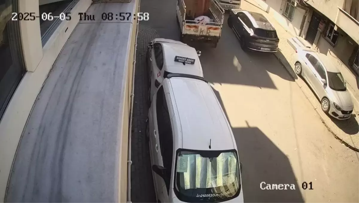 Kamyonet Park Halindeki Araca Çarptı