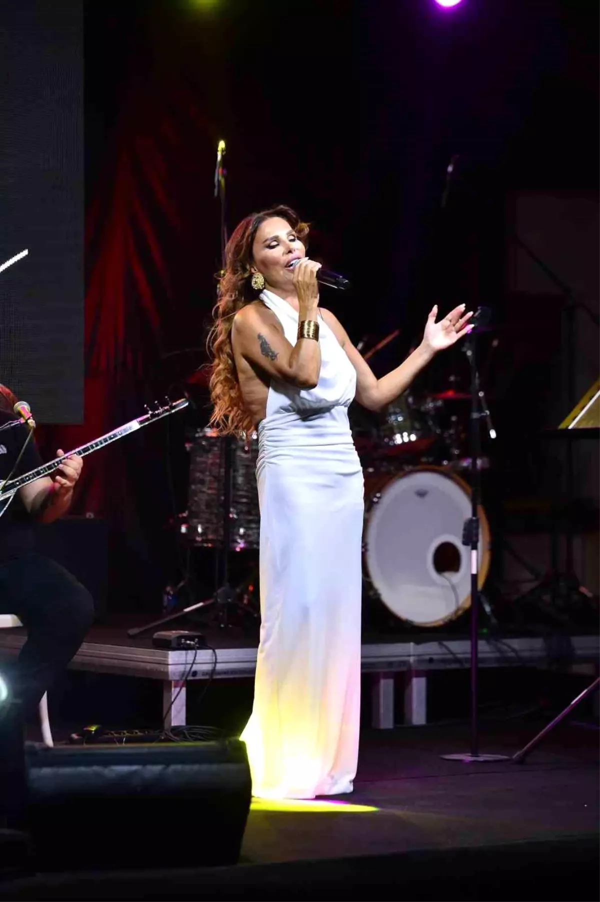 Azka Otel\'de Hande Dönmez Fırtınası