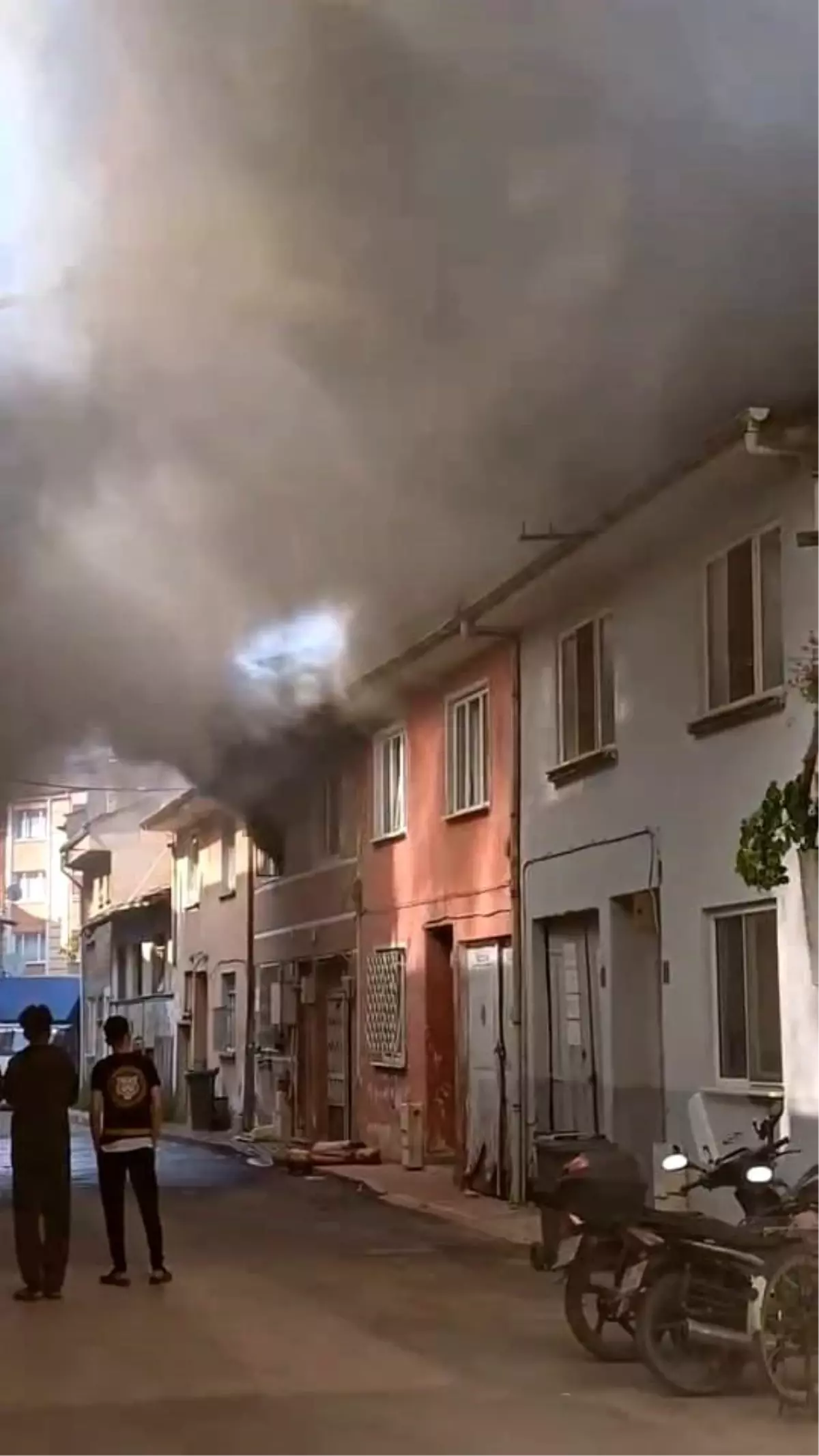 İnegöl\'de Yangın: 2. Kat Küle Döndü