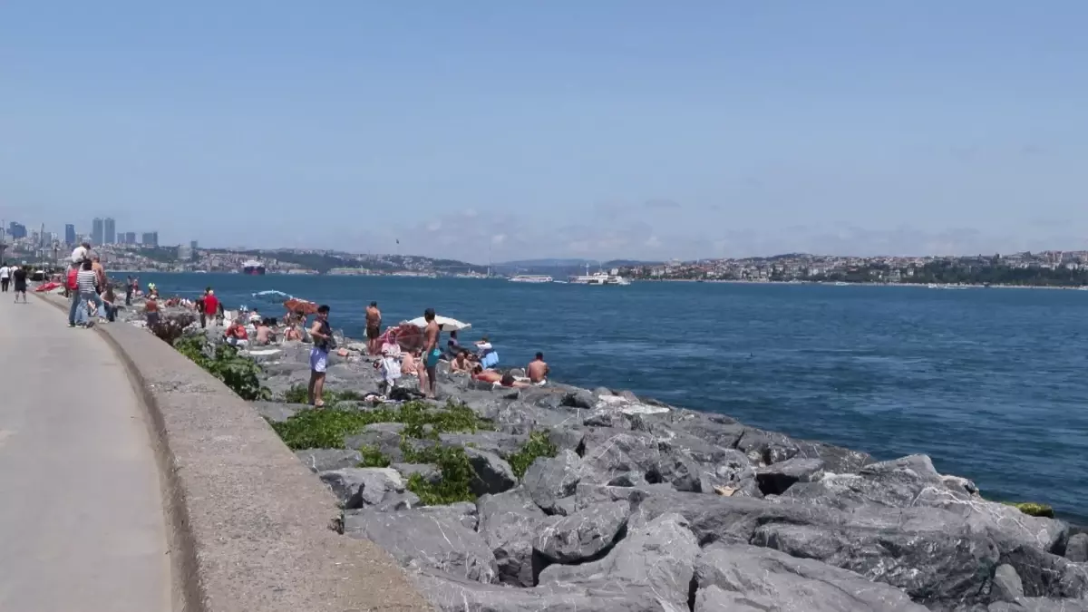 İstanbul\'da Bayramda Sahil Keyfi
