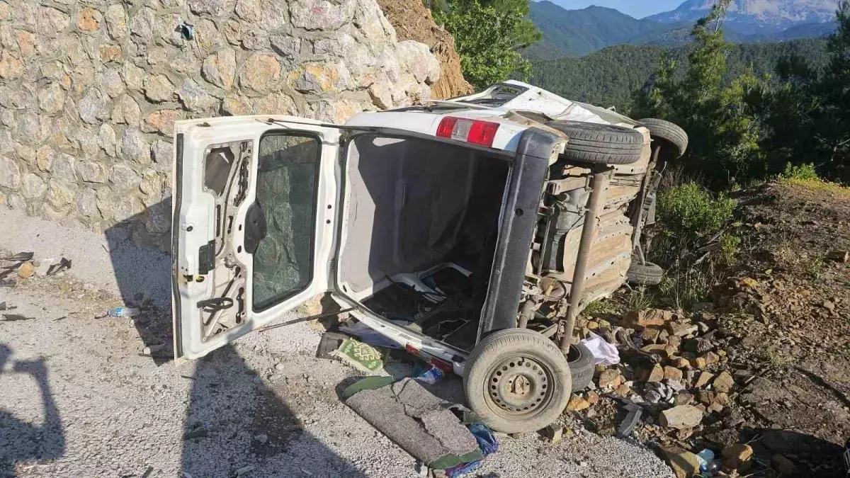 Manavgat\'ta Trafik Kazası: Sürücü Ağır Yaralandı