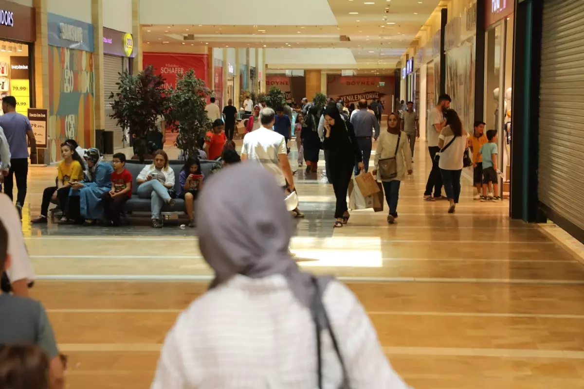Şehrin en büyük AVM\'sinde 18 aracın lastikleri bıçakla kesildi