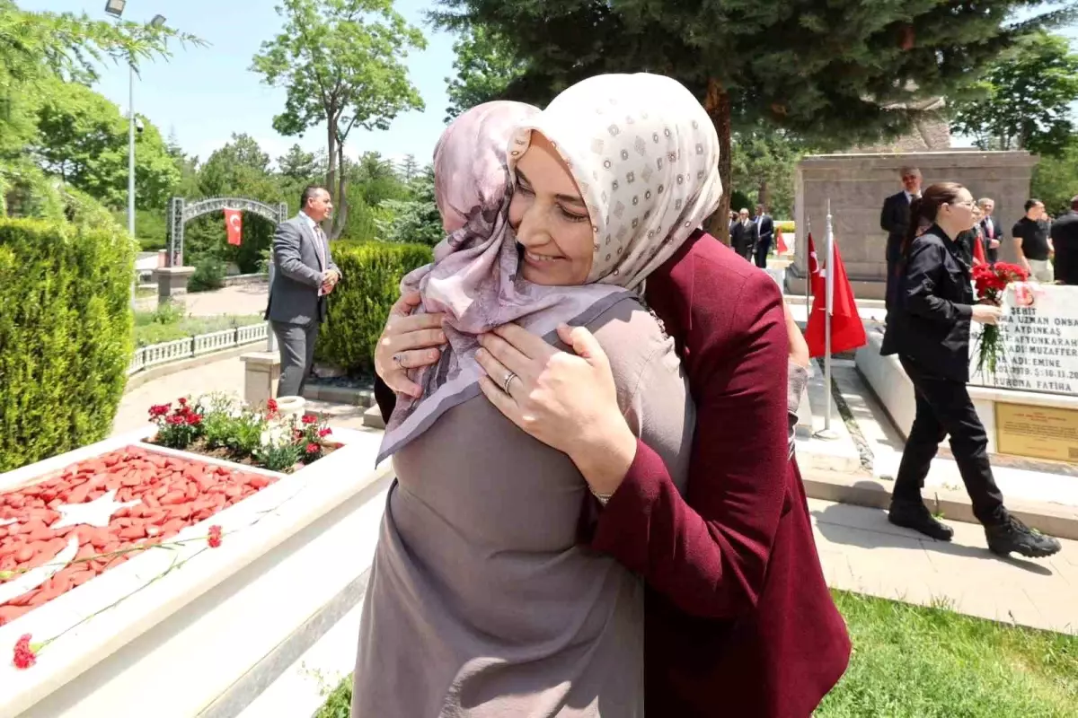 Vali Yiğitbaşı ve protokolden şehitlikleri bayram ziyareti