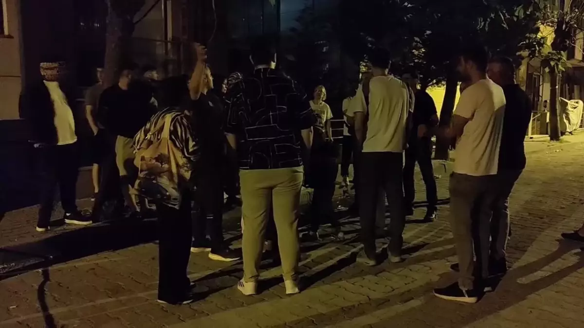 Avcılar\'da 6 katlı binada kısmi çökme! Çevre apartmanlar tahliye edildi