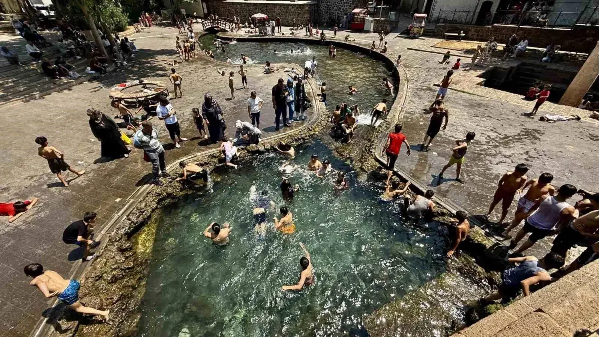 Diyarbakır\'da Sıcak Havalara Havuzda Çözüm