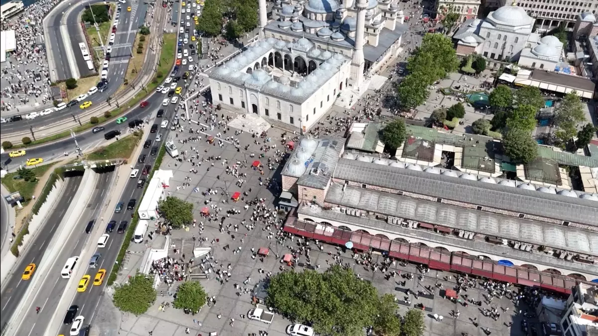 Eminönü\'nde Bayram Coşkusu