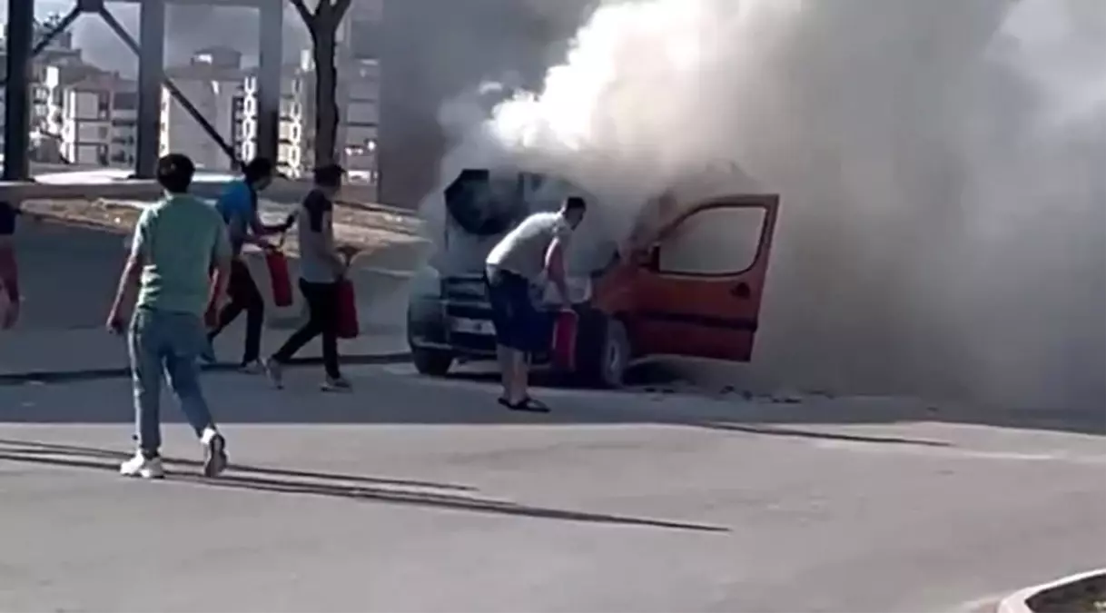Konya\'da Seyir Halindeki Araç Yandı